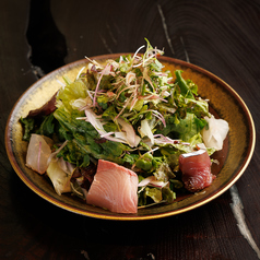 鮮魚と香味野菜の燻製サラダ 玉葱のドレッシング