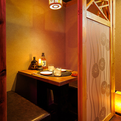 間接照明と和の装飾の数々が洗練された大人な空間を演出しております！扉付き完全個室となっておりますので周りを気にせずお楽しみいただけますよ！当店でゆっくりと羽を伸ばしてご寛ぎくださいませ♪(おでん/居酒屋/品川駅/飲み放題/完全個室/海鮮/炉端焼き/焼き鳥)