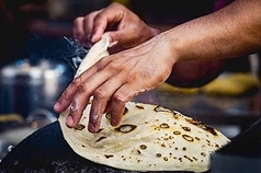 【相性バツグン】とろとろチーズナンとカレーのコンビ！
