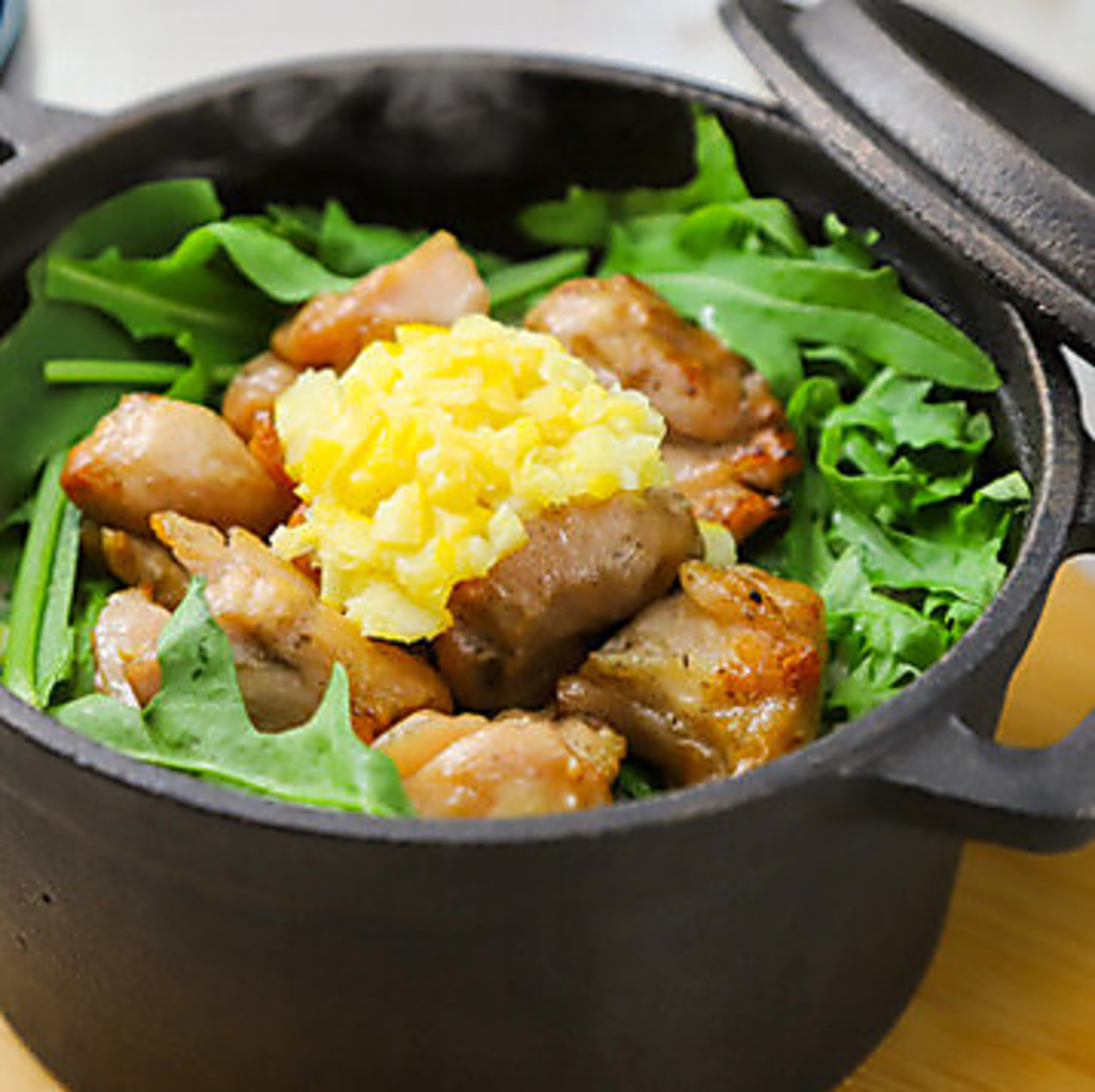 薪の香りを纏った鶏肉を添えた「鶏肉とレモンの炊き込みご飯」はさっぱりとお召し上がりいただけます