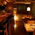 温かみのある照明が心地よい店内は、貸切の対応も承っております。人数や予算など、ご相談くださいませ。築地で仕入れた魚や、全国各地から揃えた日本酒や焼酎にこだわり、お集まりいただいた皆様に大満足の食事体験をご提供いたします。忘新年会や歓送迎会など、大人数での特別な集まりの際にはぜひ当店をご利用ください。