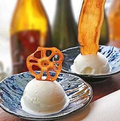 バニラアイスと野菜チップ添え