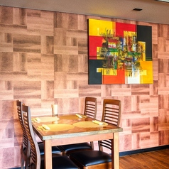 4名掛けのテーブル席を4つご用意しております。少人数での食事やデートにも最適な落ち着いた雰囲気が漂っています。ゆったりとお食事を楽しめるお席です◎