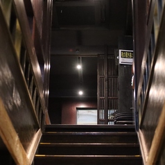 【大小さまざまなお席をご用意】店内は温かみのある明かりで雰囲気抜群♪気の合うお友達との飲み会や女子会などにぜひご利用ください。お席は人数に合わせてご用意できます。当店自慢の海の幸を味わいながら、ゆったりとおくつろぎください。