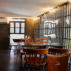 ご家族やグループでの飲み会に使い勝手の良い4名様掛けのテーブル席です。広々としたテーブルで、種類豊富なコース料理やアラカルトを心ゆくまで楽しめます。女子会や同僚との親睦会など、賑やかに過ごしたいシーンにもぴったり。スタッフ手作りのこだわりが詰まった空間で、美味しい料理と共に笑顔溢れる時間を◎