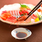 季節や仕入れによって変わる特選鮮魚の三点盛りは、外さない定番をご提供致します。