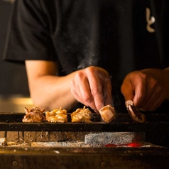 伊達鶏を炭火で焼き上げる職人の技