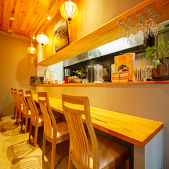 店主との距離が近く、あたたかな空気が流れるカウンター席は全5席。ひとりでふらっと立ち寄って、ベトナム料理と静かな時間を楽しむのにぴったりです。香り立つスープの湯気、手際よく仕上がる料理の音、現地の音楽とともに五感で味わえる特等席。おひとり様やカップル、小さな会話を楽しみたい方にもおすすめです。