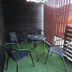 カラッとした風を感じながら、楽しめるテラス席。夜風を浴びながら最高の料理とお酒を楽しみませんか？