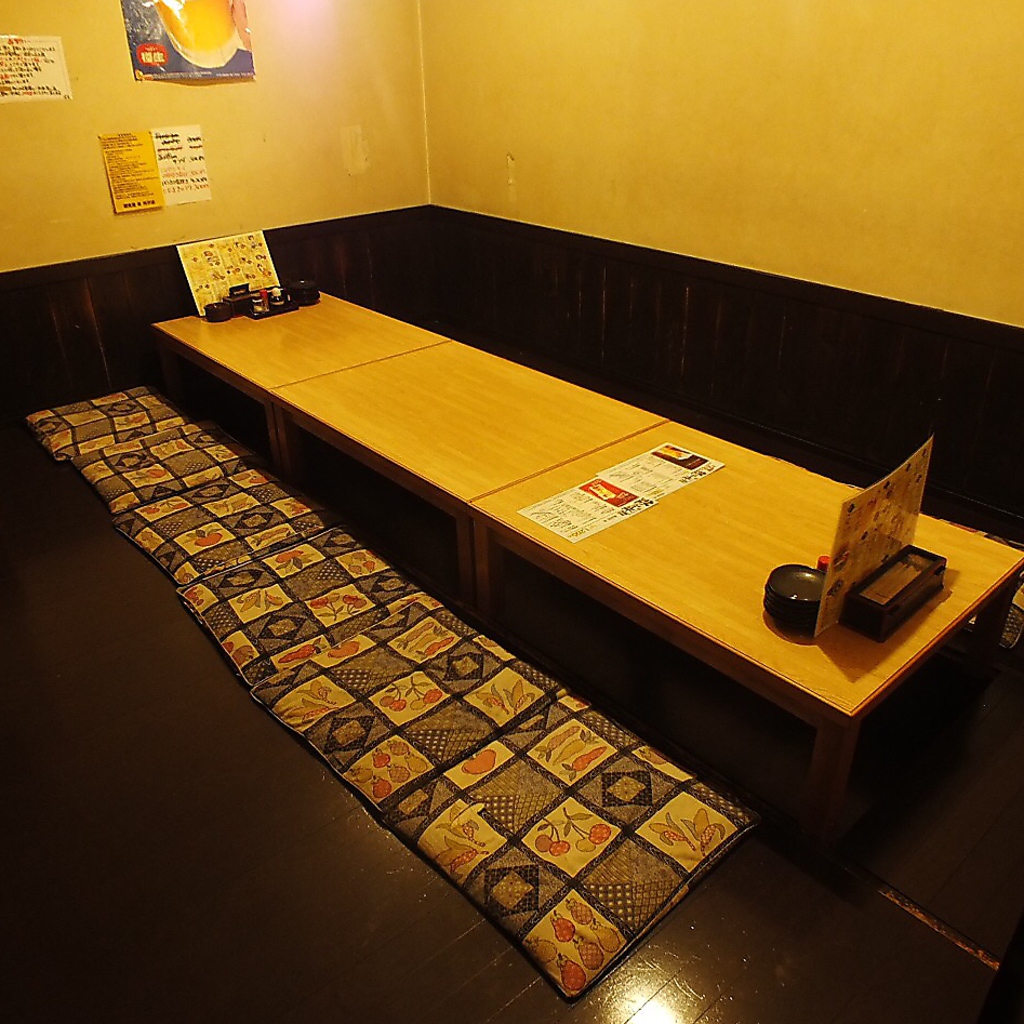 10名様でご着席いただける掘りごたつのお席は、靴を脱いでリラックスした状態でお過ごしいただけます