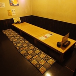 10名様でご着席いただける掘りごたつのお席は、靴を脱いでリラックスした状態でお過ごしいただけます