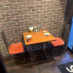 デートなどにもピッタリの2名様掛けテーブルもあります☆