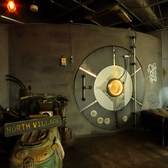 潜水艦のような円形扉を開けるとそこには…！