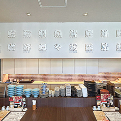 実は人気のカウンター席(全10席)…会社帰りの方が一人で来られてもご安心いただけます。夜にお魚の定食が食べられるのが「魚や」です！