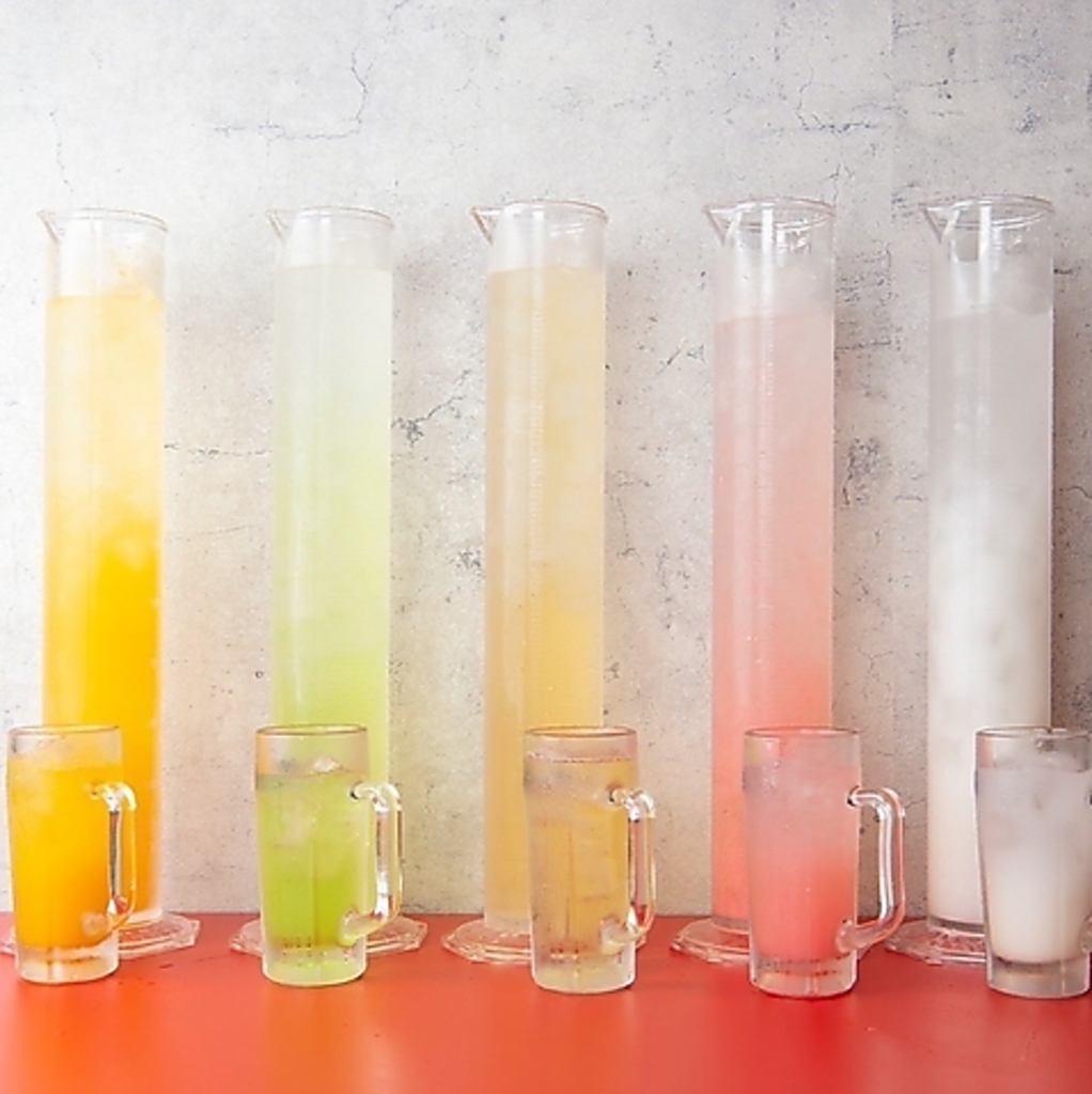 写真映え抜群！カラフルな2Lの大容量シリンダードリンクございます！サワーはもちろん、カクテルも◎