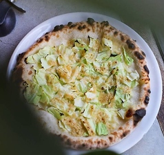 キャベツとトンナートソースのピザ