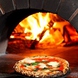 自慢の特製ピザ釜で焼き上げるフワフワモチモチピッツァ