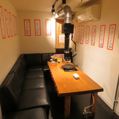 <5名様ソファー席×1>広々したソファー席でお子様からお年寄りまで安心してゆっくり座ることができます。