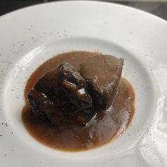 北海道産牛ほほ肉のブラザード〔赤ワイン煮込み〕