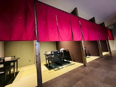 【6名席】他のお客様の視線を気にせず会話を楽しめる個室。6名様用の広いテーブルならご家族連れでもゆったり座れます♪店内は壁のポスターや手書きメニュー等、居酒屋らしさが漂う、気取らず落ち着ける和み空間となっております。お酒を飲まない方も楽しんでいただける逸品も多数ご用意しております。是非ご賞味ください☆