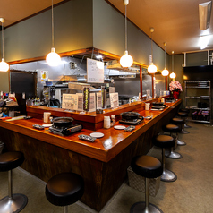 お一人様も気軽にお立ち寄りいただける空間です。目の前で料理が調理される様子を楽しみながら、シェフとの会話や他のお客様との新しい出会いを楽しむことができます。お一人様大歓迎で、リラックスした雰囲気の中で、美味しい料理やお酒を思う存分堪能してください。心温まるひとときを、ぜひ当店でお過ごしください♪