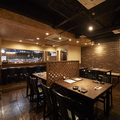 オープンキッチン前には、その日の肉が並ぶネタケース。木を基調にした店内には、カウンター、テーブル、ご家族で使いやすい半個室をご用意しています。全席完全無煙ロースターで、煙やにおいを気にせずゆっくりお過ごしいただけます。
