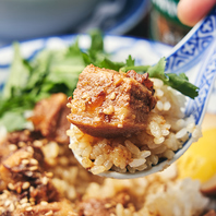 熱々ご飯の上に甘辛い豚肉をトッピングした「魯肉飯」