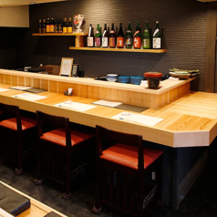 一人でも気軽に日本料理を味わうことができるカウンター席です。ゆったりと広めにとられたテーブルが居心地抜群！お料理に合う地酒も各種取り揃えて♪一人飲みにも最適なお席となっております。