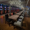 テーブル席をご用意しているので、遊び疲れたら座って一息♪翌朝まで営業しているので、フードやドリンク片手に飲み明かすのも◎各種ご宴会はもちろん、気の合う仲間との2軒目、3軒目以降のご利用にもどうぞ！