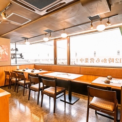 【2名様～4名様向けのL型の席】半個室のお造りのため、人目を気にせずゆっくり楽しんでいただけるお席です。