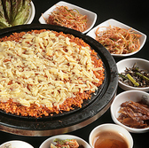 韓国焼肉には、おかずセットが付いてきます。新鮮な野菜がたっぷり含まれており、焼肉と一緒に楽しむことで、栄養バランスも抜群。色とりどりの味わいを堪能しながら、楽しい食事のひとときをお過ごしください。