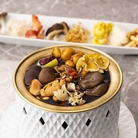 《薬膳黒旨スープ》真っ黒な高級乾燥きのこの旨みと恵み