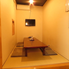 靴を脱いでゆったりとくつろげる小上がりの座敷席。最大8名様までご利用可能です。お子様連れのご家族や、宴会まで様々なシーンでご利用いただけます。
