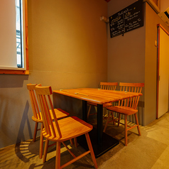 店内には2名掛けのテーブルが4席。最大8名まで利用可能で、ご友人同士のランチやカップルでのディナーなど、落ち着いて会話を楽しめる空間です。温かみのある照明と程よい距離感で、本格ベトナム料理を囲みながら、ゆっくりとしたひとときをお過ごしいただけます。小規模な集まりにもぴったりです。