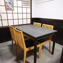 落ち着いた雰囲気で食事を楽しめるテーブル席です。和の温かみを感じる空間で、くつろぎのひとときをお過ごしください。