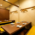 モダンな雰囲気の個室でゆっくりとお過ごしいただけます。普段一緒に頑張っている仕事の仲間とお酒を交えながらお食事をご堪能ください。富山駅前でこだわりの空間も大好評の居酒屋♪