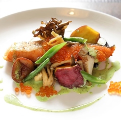 鮭のポワレと季節野菜のフリカッセ パセリとにんにくのクリームソース