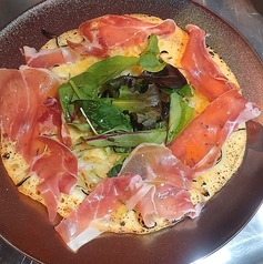 生ハムとハーブの白ピザ