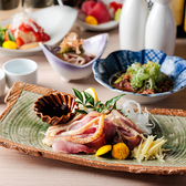 旨味の濃い親鶏を表面だけ香ばしく炙り、ほどよいレア感を残したタタキに仕上げました。噛むほどに広がる親鶏ならではのコクと食感を、爽やかな柚子ポン酢とたっぷりの生姜でさっぱりとお楽しみいただけます。