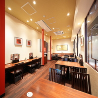 明るい店内のなか、どれも落ち着いたお席になります。