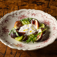 プーリア産ブッラータチーズと旬のフルーツ