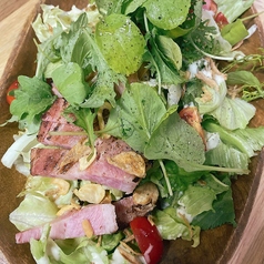 厚切りベーコンが乗ったシーザーサラダ