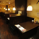 シンプルながらオシャレな店内で、楽しい時間を♪デートやご家族でのお食事などにも最適な空間です◎