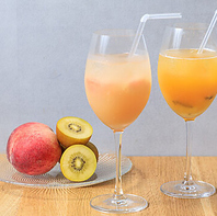 特別な夜を彩る一杯。厳選ワインや華やかなカクテル