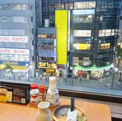 4階 窓側席（おすすめ）4階の窓側席からは街並みを眺めながら、落ち着いた雰囲気でお食事とお酒をお楽しみいただけます。デートやゆっくり飲みたい方に人気のお席です。