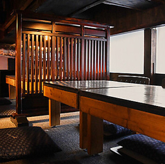 靴を脱いでゆったりと寛げる、お子様連れにも大人気のお座敷席です。小さなお子様がいても安心してお食事を楽しめるため、ご家族の団らんやママ友会にもおすすめ◎実家に帰ってきたような安心感の中で、こだわりの炉端焼きを堪能できます。足を伸ばしてリラックスしながら、心温まるひとときをお過ごしください!