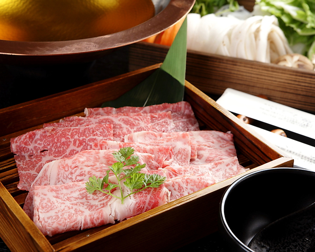最高ランクのリブロース使った『黒毛和牛しゃぶしゃぶ』。口の中でとろけるような食感です。