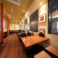 友人やママ友とのお食事にぴったりの空間です。広々としたテーブルは、ゆったりとした座り心地で楽しい会話を存分に楽しむことができます。明るく開放的な雰囲気の中、リラックスしながらお食事をお楽しみいただけますので、楽しいひとときを過ごせます。