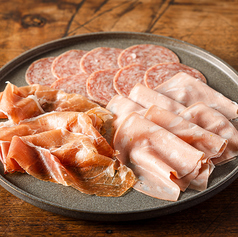 生ハム3種盛り合わせ ～ハモンセラーノ・モルタデッラ・ミラノサラミ～