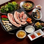 お食事中もタバコを楽しみたいお客様のために、全席喫煙を可能としております。周囲へのご配慮はお願いしておりますが、気兼ねなくお食事とお酒、そして一服をお楽しみいただける環境です。